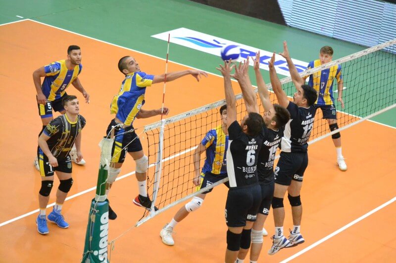 Por Copa Argentina, La Bomba sorprendió a Obras Sanitarias de San Juan al que venció por 3-0 con parciales de 27/25, 25/23 y 25/20.