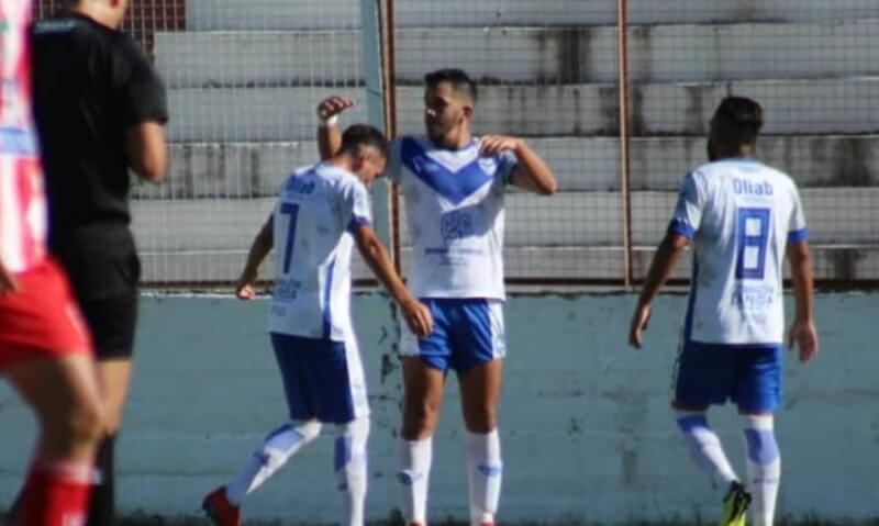 Walter Torres, delantero de Sportivo Urquiza, viene de convertir en la victoria de la V azulada frente a Paraná y dialogó con La Cábala sobre el presente del equipo.