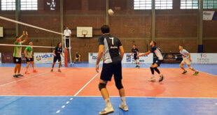 La Liga Nacional de Vóley masculina dio inicio a la competencia este lunes. Los equipos paranaenses, Rowing y Echagüe, pusieron primera en la burbuja de Villa María  y ya piensan en el segundo encuentro del torneo. 