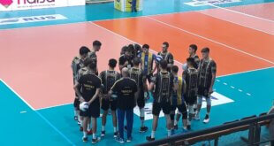 El Club Atlético Paracao cayó en su primer encuentro frente a Unión Vecinal Trinidad por los cuartos de final de la Liga de Vóleibol Argentina (LVA). Este sábado 13, La Bomba buscará revertir su actuación y pelear por un lugar en semifinales.