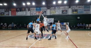 En su octavo partido por la conferencia norte de la Liga Argentina de básquet, Echagüe derrotó a Deportivo Norte por 65-64. En la última bola del encuentro, el Negro obtuvo su tercera victoria en la competencia. 