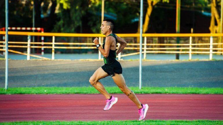 El entrerriano Julián Molina no podrá asistir al Sudamericano de Atletismo de Mayores ya que un hisopado de Covid 19 lo dejó marginado. El atleta expresó su malestar en las redes luego de que uno de los test le diera positivo a pesar de que la otra prueba fuera negativa.